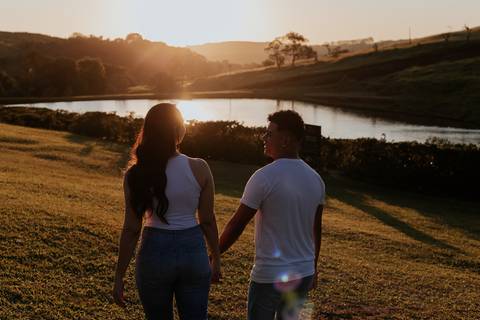ensaio no pôr do sol para casais que querem e gostam de fotos espontâneas e criativas, fotos por @thaisaugustofotografia melhor fotógrafa do interior, fotos com personalidade do casal, romântico, dinâmico e botucatu cuesta café girassol, cafezal'