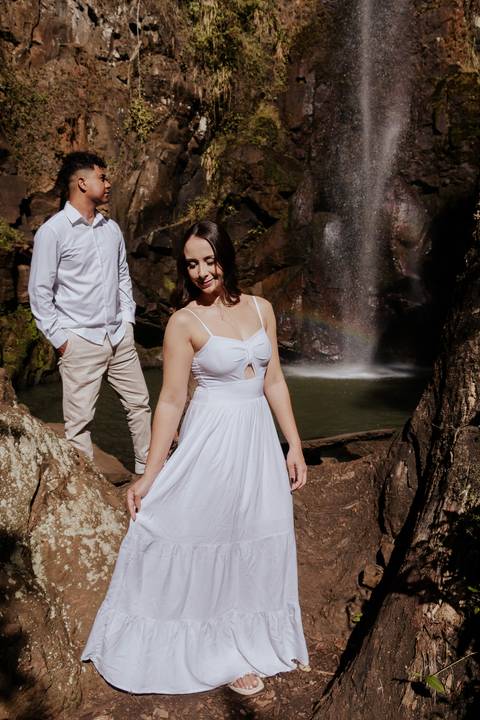 ensaio de casal na cachoeira de botucatu-sp, botucatu-sp, pré wedding na cachoeira, fotos de @thaisaugustofotografia ensaio autoral e espontâneo, com direcionamento e fotos sensíveis cheio de amor e espontaneidade'