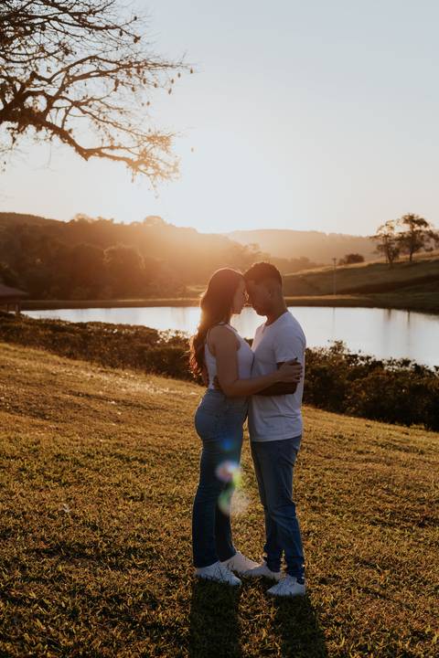ensaio no pôr do sol para casais que querem e gostam de fotos espontâneas e criativas, fotos por @thaisaugustofotografia melhor fotógrafa do interior, fotos com personalidade do casal, romântico, dinâmico e botucatu cuesta café girassol, cafezal'