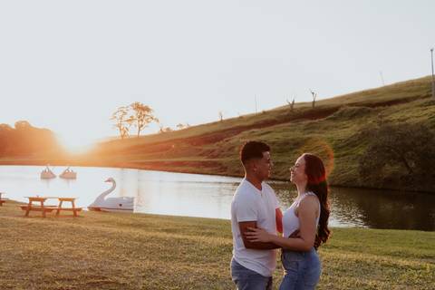 ensaio no pôr do sol para casais que querem e gostam de fotos espontâneas e criativas, fotos por @thaisaugustofotografia melhor fotógrafa do interior, fotos com personalidade do casal, romântico, dinâmico e botucatu cuesta café girassol, cafezal'