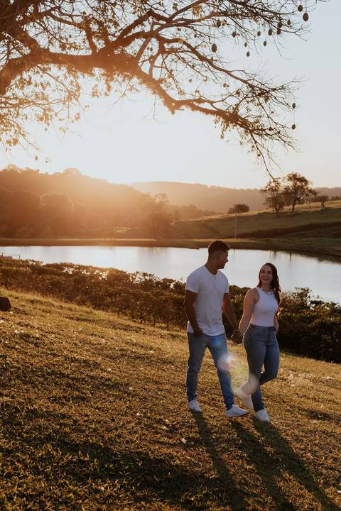 ensaio no pôr do sol para casais que querem e gostam de fotos espontâneas e criativas, fotos por @thaisaugustofotografia melhor fotógrafa do interior, fotos com personalidade do casal, romântico, dinâmico e botucatu cuesta café girassol, cafezal'
