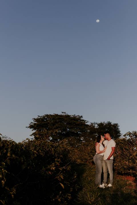 ensaio no pôr do sol para casais que querem e gostam de fotos espontâneas e criativas, fotos por @thaisaugustofotografia melhor fotógrafa do interior, fotos com personalidade do casal, romântico, dinâmico e botucatu cuesta café girassol, cafezal'