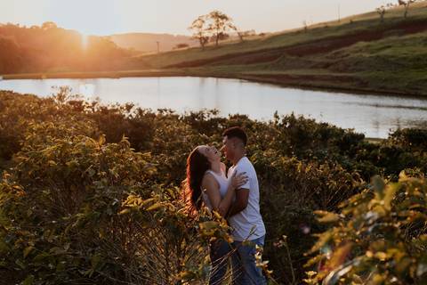ensaio no pôr do sol para casais que querem e gostam de fotos espontâneas e criativas, fotos por @thaisaugustofotografia melhor fotógrafa do interior, fotos com personalidade do casal, romântico, dinâmico e botucatu cuesta café girassol, cafezal'