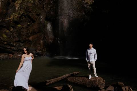 ensaio de casal na cachoeira de botucatu-sp, botucatu-sp, pré wedding na cachoeira, fotos de @thaisaugustofotografia ensaio autoral e espontâneo, com direcionamento e fotos sensíveis cheio de amor e espontaneidade'