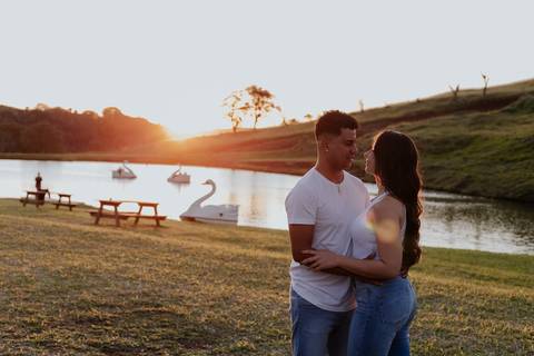 ensaio no pôr do sol para casais que querem e gostam de fotos espontâneas e criativas, fotos por @thaisaugustofotografia melhor fotógrafa do interior, fotos com personalidade do casal, romântico, dinâmico e botucatu cuesta café girassol, cafezal'