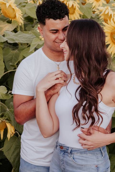 ensaio no pôr do sol para casais que querem e gostam de fotos espontâneas e criativas, fotos por @thaisaugustofotografia melhor fotógrafa do interior, fotos com personalidade do casal, romântico, dinâmico e botucatu cuesta café girassol, cafezal'