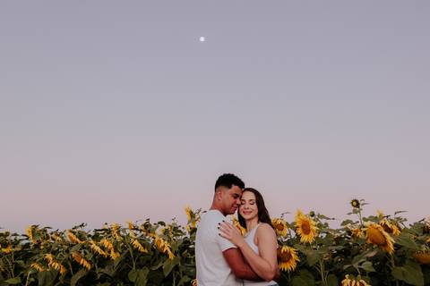 ensaio no pôr do sol para casais que querem e gostam de fotos espontâneas e criativas, fotos por @thaisaugustofotografia melhor fotógrafa do interior, fotos com personalidade do casal, romântico, dinâmico e botucatu cuesta café girassol, cafezal'