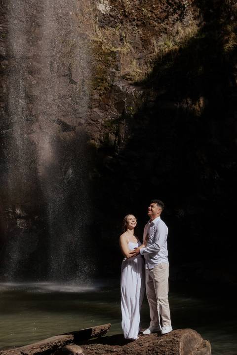 ensaio de casal na cachoeira de botucatu-sp, botucatu-sp, pré wedding na cachoeira, fotos de @thaisaugustofotografia ensaio autoral e espontâneo, com direcionamento e fotos sensíveis cheio de amor e espontaneidade'