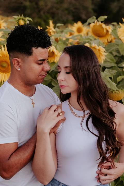 ensaio no pôr do sol para casais que querem e gostam de fotos espontâneas e criativas, fotos por @thaisaugustofotografia melhor fotógrafa do interior, fotos com personalidade do casal, romântico, dinâmico e botucatu cuesta café girassol, cafezal'