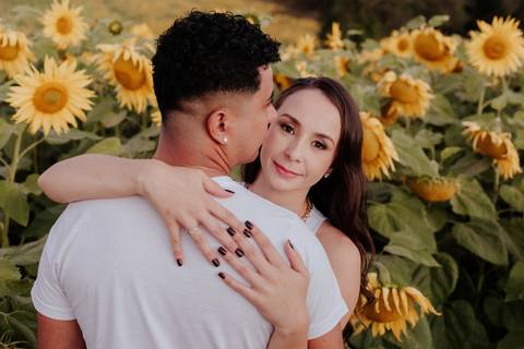 ensaio no pôr do sol para casais que querem e gostam de fotos espontâneas e criativas, fotos por @thaisaugustofotografia melhor fotógrafa do interior, fotos com personalidade do casal, romântico, dinâmico e botucatu cuesta café girassol, cafezal'