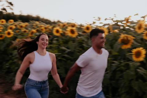 ensaio no pôr do sol para casais que querem e gostam de fotos espontâneas e criativas, fotos por @thaisaugustofotografia melhor fotógrafa do interior, fotos com personalidade do casal, romântico, dinâmico e botucatu cuesta café girassol, cafezal'