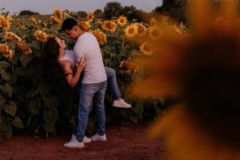 ensaio no pôr do sol para casais que querem e gostam de fotos espontâneas e criativas, fotos por @thaisaugustofotografia melhor fotógrafa do interior, fotos com personalidade do casal, romântico, dinâmico e botucatu cuesta café girassol, cafezal'