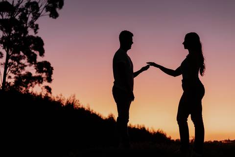ensaio no pôr do sol para casais que querem e gostam de fotos espontâneas e criativas, fotos por @thaisaugustofotografia melhor fotógrafa do interior, fotos com personalidade do casal, romântico, dinâmico e botucatu cuesta café girassol, cafezal'