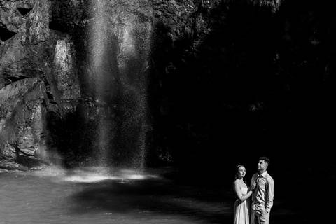 ensaio de casal na cachoeira de botucatu-sp, botucatu-sp, pré wedding na cachoeira, fotos de @thaisaugustofotografia ensaio autoral e espontâneo, com direcionamento e fotos sensíveis cheio de amor e espontaneidade'