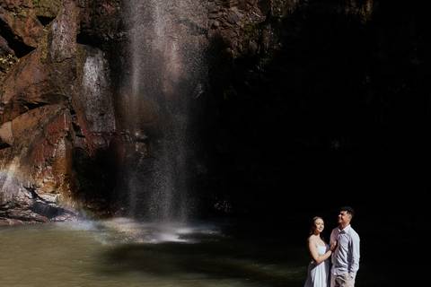 ensaio de casal na cachoeira de botucatu-sp, botucatu-sp, pré wedding na cachoeira, fotos de @thaisaugustofotografia ensaio autoral e espontâneo, com direcionamento e fotos sensíveis cheio de amor e espontaneidade'