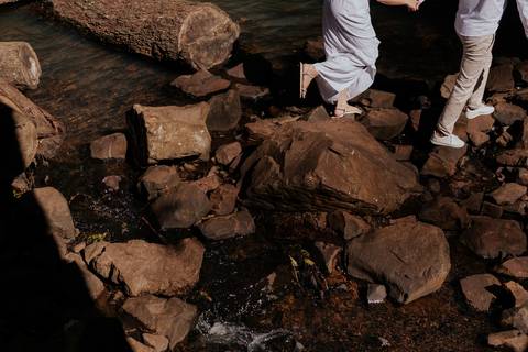 ensaio de casal na cachoeira de botucatu-sp, botucatu-sp, pré wedding na cachoeira, fotos de @thaisaugustofotografia ensaio autoral e espontâneo, com direcionamento e fotos sensíveis cheio de amor e espontaneidade'
