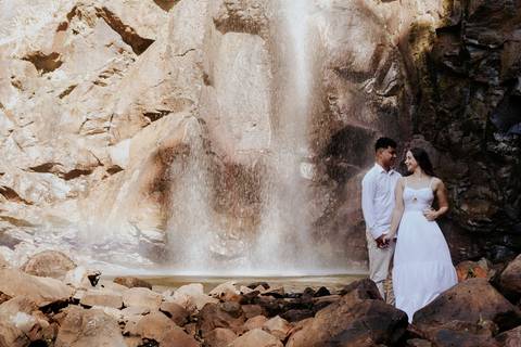 ensaio de casal na cachoeira de botucatu-sp, botucatu-sp, pré wedding na cachoeira, fotos de @thaisaugustofotografia ensaio autoral e espontâneo, com direcionamento e fotos sensíveis cheio de amor e espontaneidade'