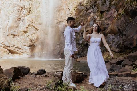 ensaio de casal na cachoeira de botucatu-sp, botucatu-sp, pré wedding na cachoeira, fotos de @thaisaugustofotografia ensaio autoral e espontâneo, com direcionamento e fotos sensíveis cheio de amor e espontaneidade'