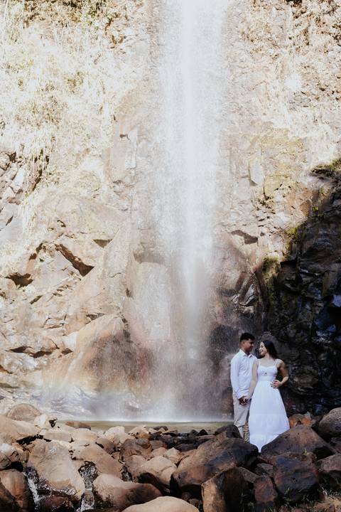 ensaio de casal na cachoeira de botucatu-sp, botucatu-sp, pré wedding na cachoeira, fotos de @thaisaugustofotografia ensaio autoral e espontâneo, com direcionamento e fotos sensíveis cheio de amor e espontaneidade'