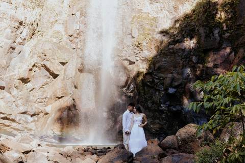 ensaio de casal na cachoeira de botucatu-sp, botucatu-sp, pré wedding na cachoeira, fotos de @thaisaugustofotografia ensaio autoral e espontâneo, com direcionamento e fotos sensíveis cheio de amor e espontaneidade'