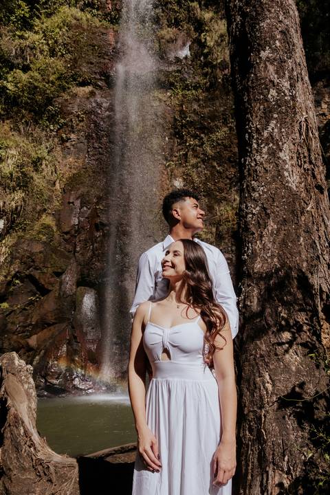 ensaio de casal na cachoeira de botucatu-sp, botucatu-sp, pré wedding na cachoeira, fotos de @thaisaugustofotografia ensaio autoral e espontâneo, com direcionamento e fotos sensíveis cheio de amor e espontaneidade'