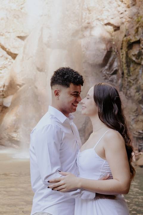ensaio de casal na cachoeira de botucatu-sp, botucatu-sp, pré wedding na cachoeira, fotos de @thaisaugustofotografia ensaio autoral e espontâneo, com direcionamento e fotos sensíveis cheio de amor e espontaneidade'