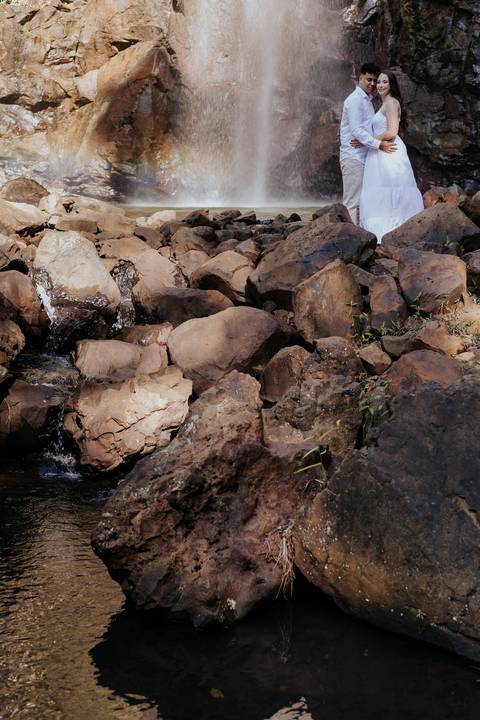 ensaio de casal na cachoeira de botucatu-sp, botucatu-sp, pré wedding na cachoeira, fotos de @thaisaugustofotografia ensaio autoral e espontâneo, com direcionamento e fotos sensíveis cheio de amor e espontaneidade'