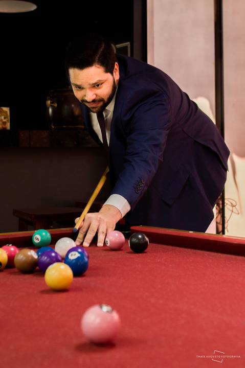 noivo jogando sinuca no dia do casamento em seu making of '