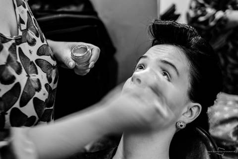 noiva se maquiando no dia do casamento - making of'