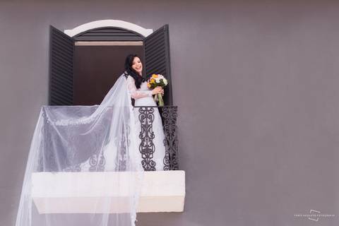 fotógrafa de bauru inova com criatividade e fotografa noiva na saca do salão de cabelereiro para noivas'