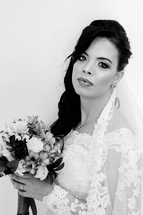 linda noiva pronta para o casamento - foto de noiva em preto e branco'