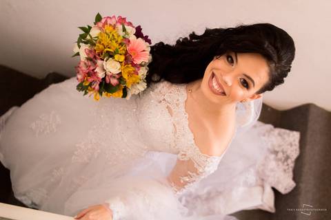 noiva pronta de vestido no making of desce as escadas naturalmente e é registrada por thais augusto fotografia, melhor fotógrafa de bauru e regiao para casamentos.'