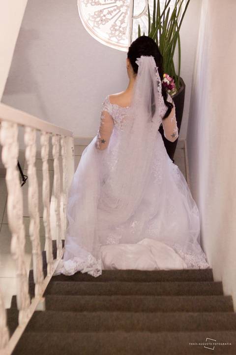 noiva descendo as escadas de vestido de noiva branco'
