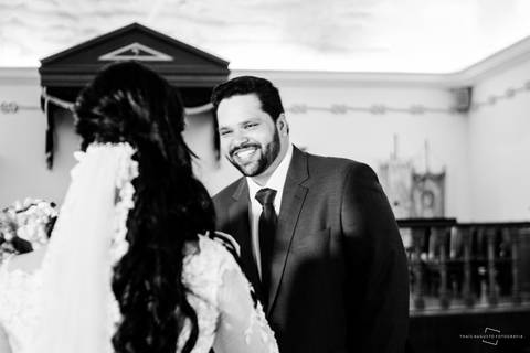 noivo vendo a noiva pela primeira vez de vestido'