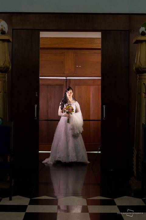 abrindo a porta da igreja, maçonaria recebe noiva em bauru, casamento intimista é realizado na cidade de bauru no interior do estado pela fotógrafa renomada e licenciada em street wedding'