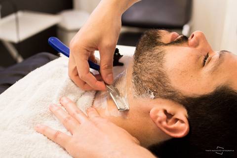 noivo fazendo a barba no barbados'