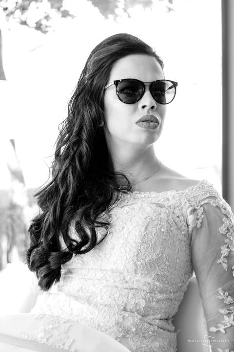 noiva passeia de vestido pela cidade e óculos de sol'