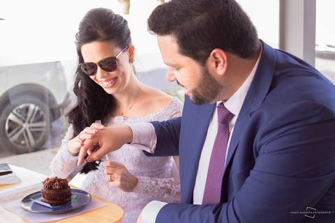 bolo de noivos, noivos fazem casamento com todos os rituais só que apenas para eles um casamento intimista e cheio de energia'