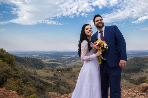 fotografia de noivos em montanha'