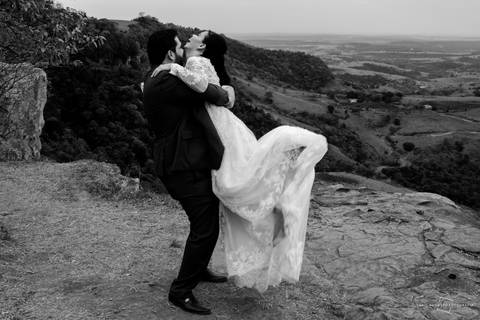 noivos se casam em penhasco de botucatu e fotografa licenciada realiza o casamento ao ar livre '