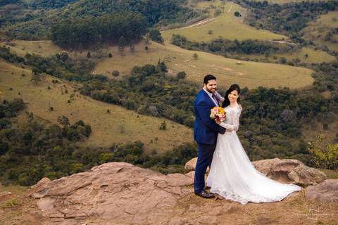 noivos se casam na pedra do índio e fotografa licenciada registra momento na cidade de botucatu'