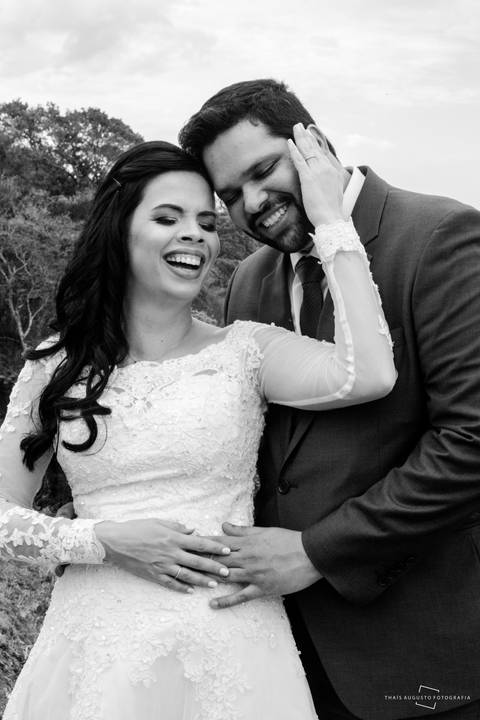 casal emocionado apos casamento street wedding é registrado em botucatu, cerimônia intimista é chamado de street wedding e precisa ter licença para fotografar'