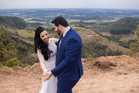 noivos se casam em montanha e fotógrafa licenciada para street wedding realiza casamento intimista em botucatu.'