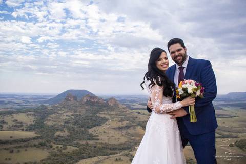 noivos na pedra do índio - foto de noivos com paisagem linda'
