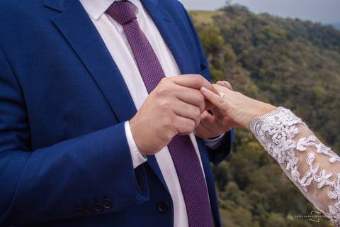 troca das alianças em wedding ao ar livre, casamento ao ar livre tem troca de alianças'