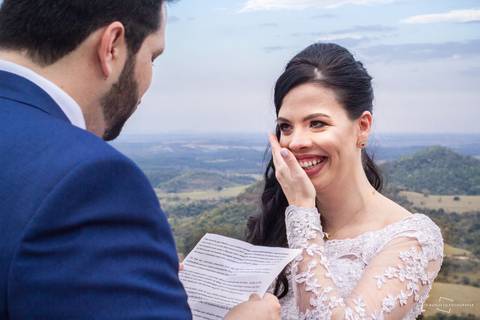 votos do noivo, votos de noivos, noiva chorando com votos do noivo, noivos fazem votos no dia do casamento, noivo escreve para noiva no dia do casamento, casamento ao ar livre tem voto e noiva chora nas alturas'