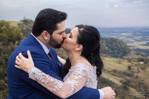 beijo dos noivos, noivos se beijam na pedra do indio, noivos casam ao ar livre fotografado por thais augusto fotografia de casal de noivos na pedra do indio em botucatu'