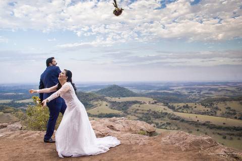 noiva joga bouquet em penhasco em cerimônia de casamento de street wedding na pedra do índio na cidade de botucatu, fotógrafa realiza casamento ao ar livre intimista de street wedding'