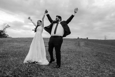comemoração dos noivos em casamento ao ar livre - street wedding.'
