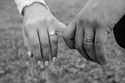 alianças de recém casados, noivos mostram alianças, qual aliança mais bonita?'